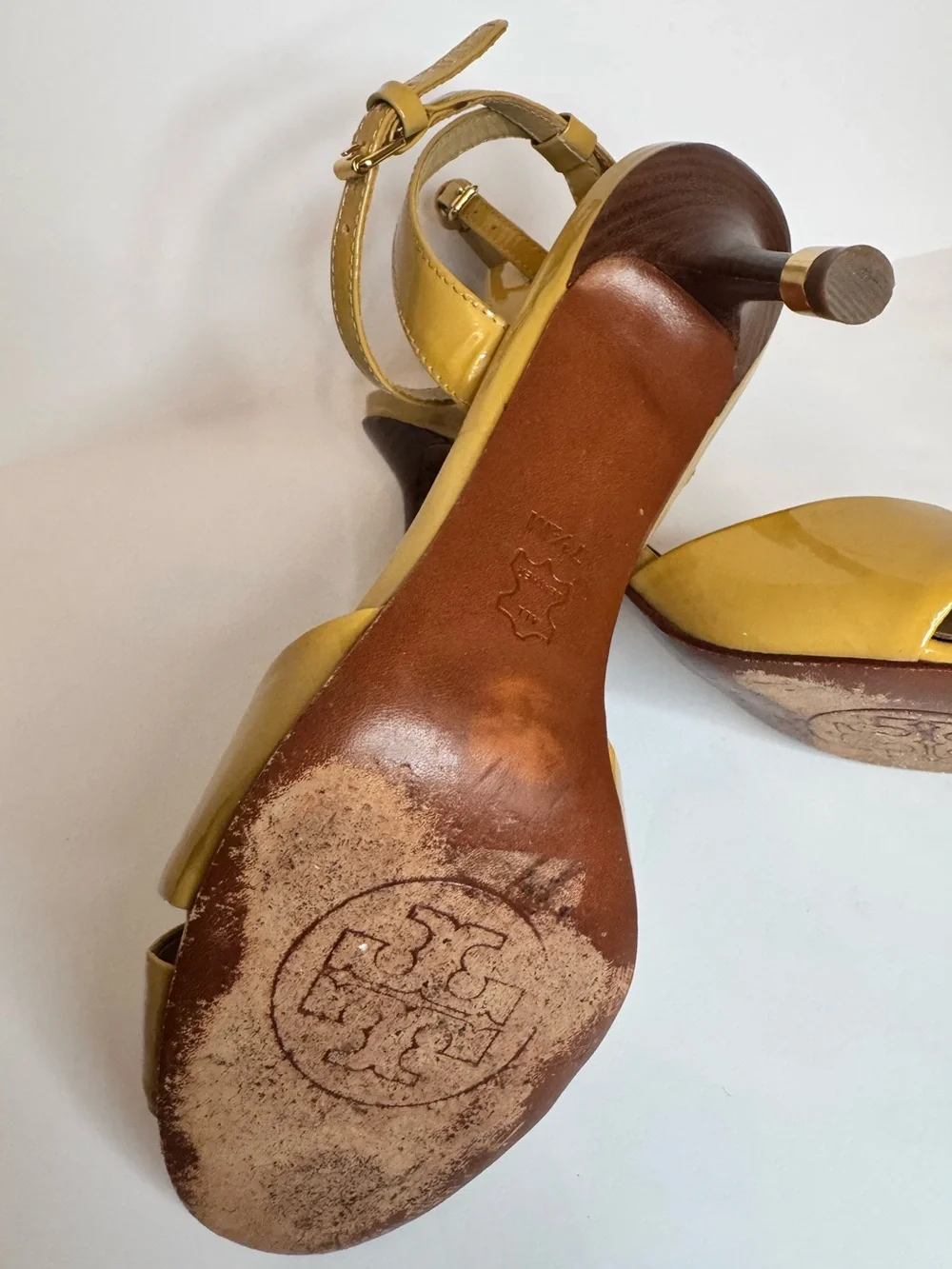 Tory Burch Tania Mustard Patent Heels Wood Heel Sandals Quiet Luxury 7.5